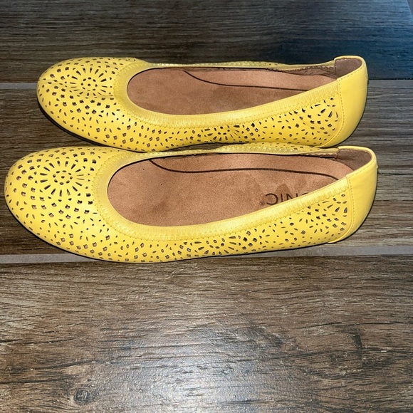 Vionic Women's Perforated Robyn Yellow Flats - Picture 4 of 4
